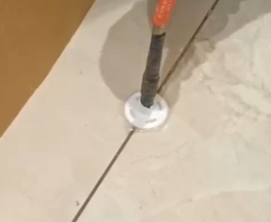 岳普湖瓷砖空鼓维修公司专业解答瓷砖在铺贴过程中，如果没有涂抹均匀到位的粘结材料（如水泥砂浆或瓷砖胶），可能会导致以下问题